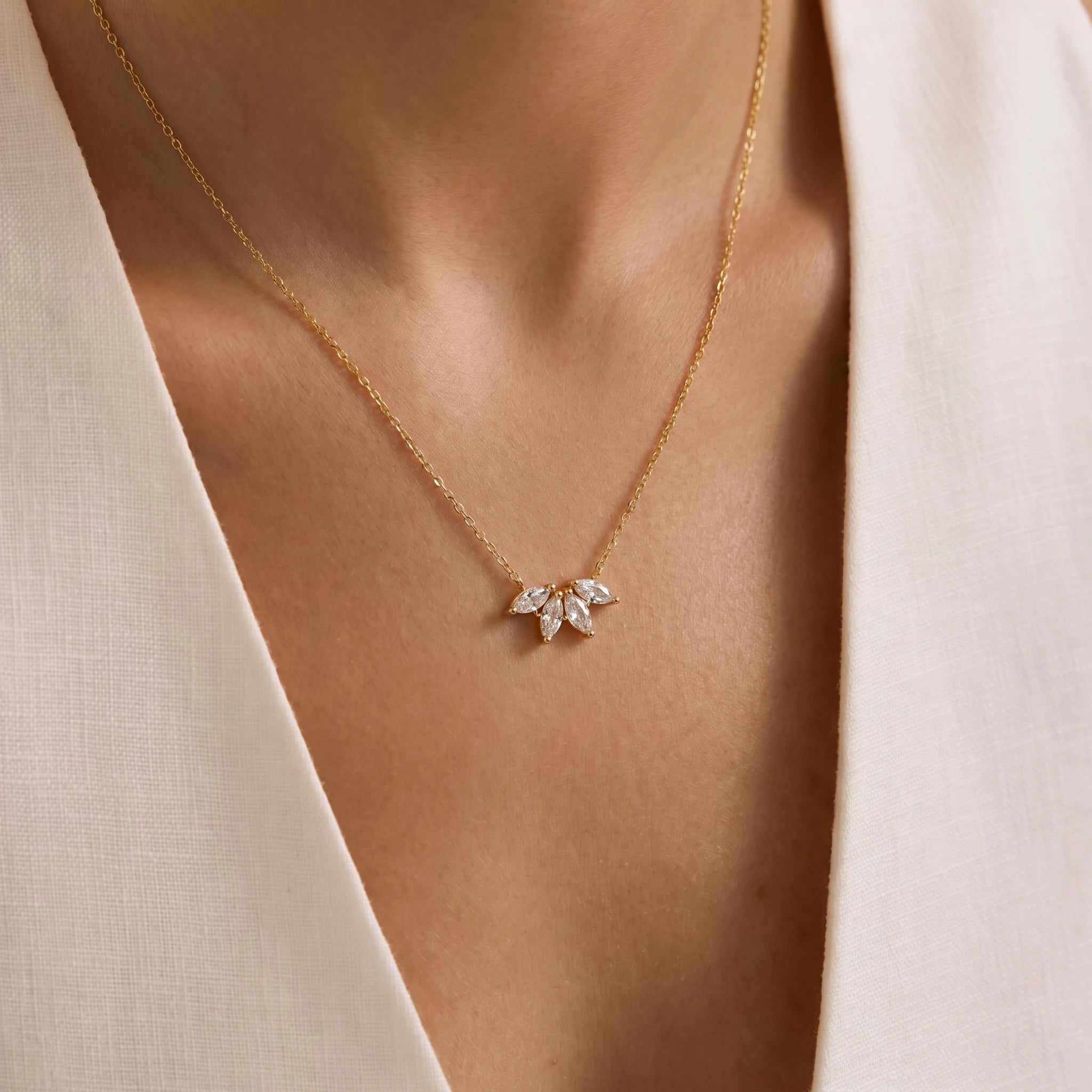 Exquisite Gold Pendant Necklaces