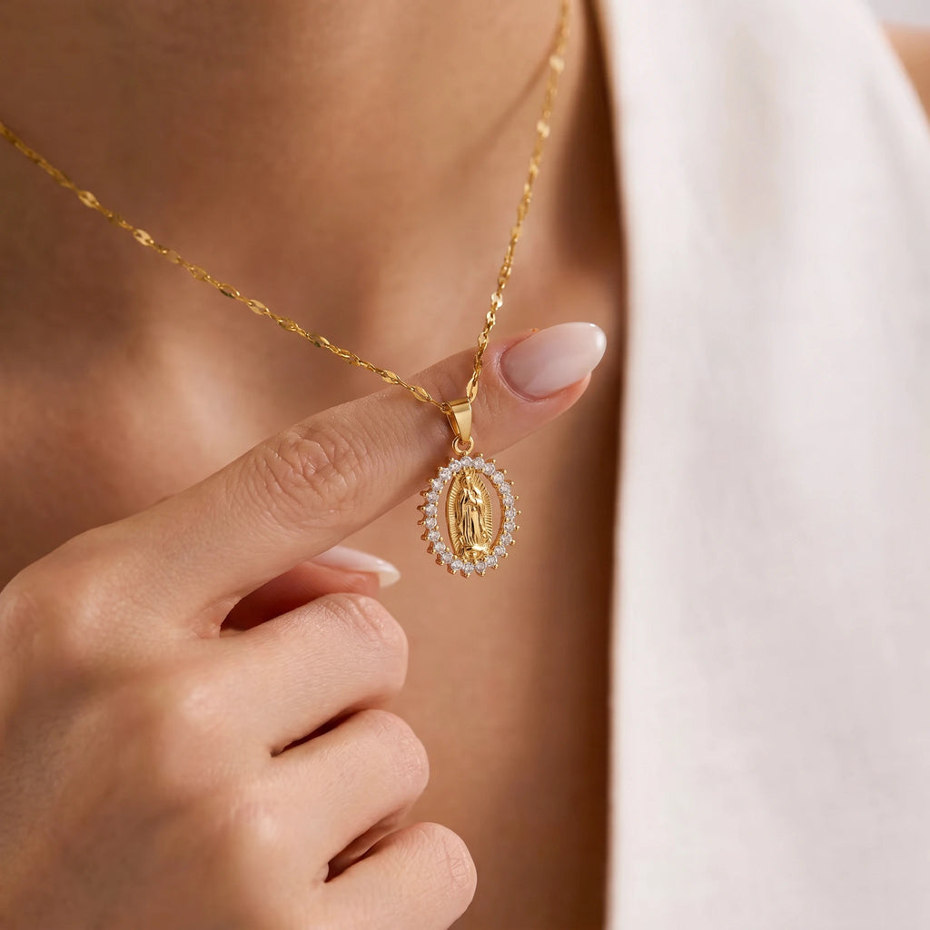 Exquisite Gold Pendant Necklaces