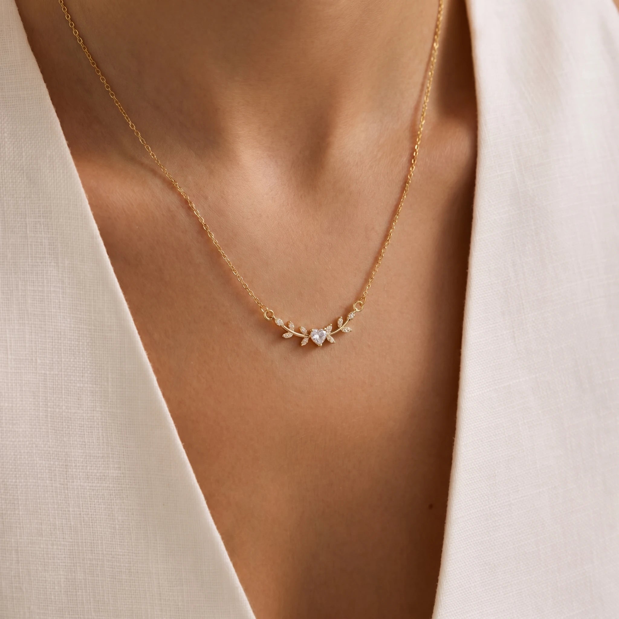 Exquisite Gold Pendant Necklaces