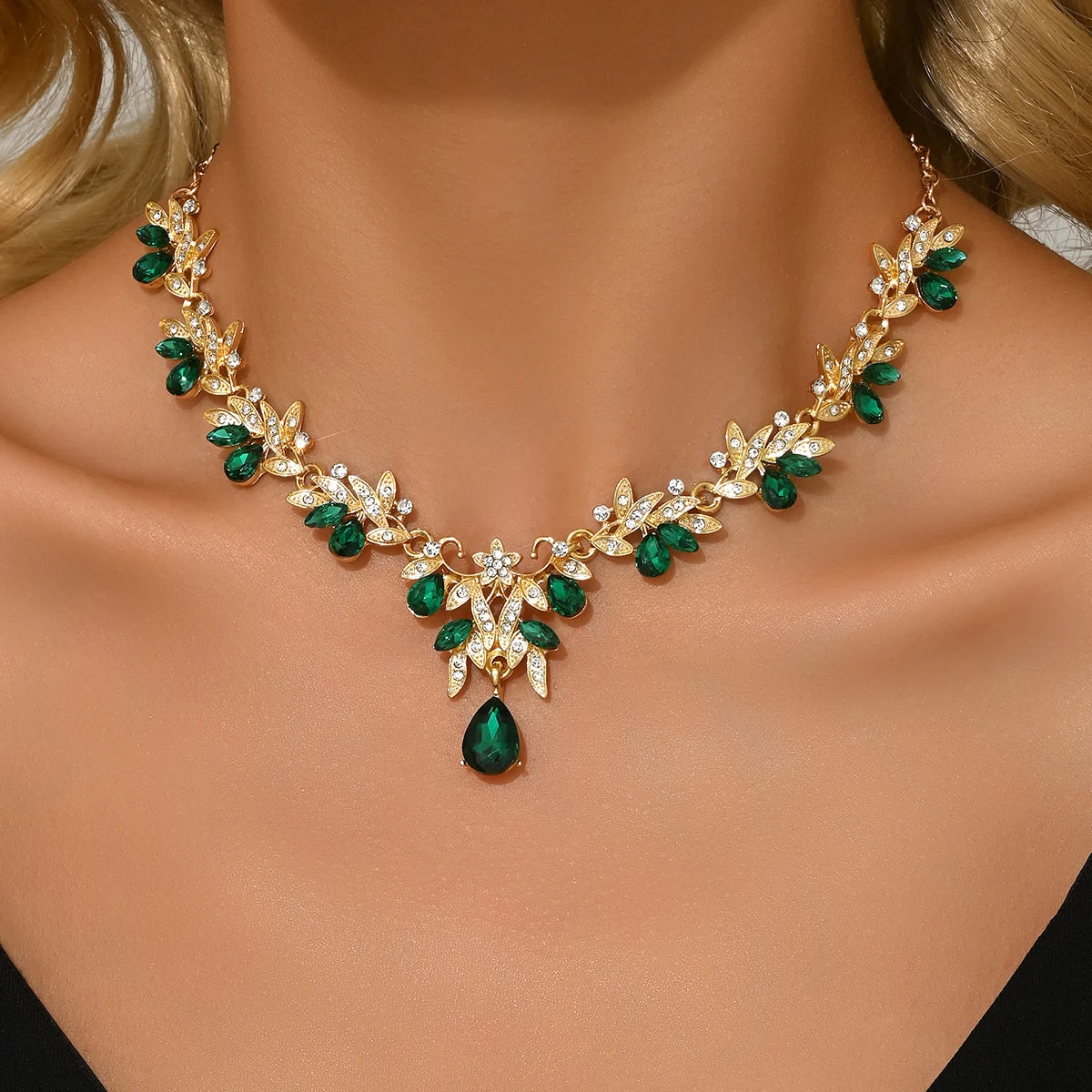 Women’s Geometric Water Drop Pendant Necklace – Elegant Jewelry for Parties, Dates & Gifts