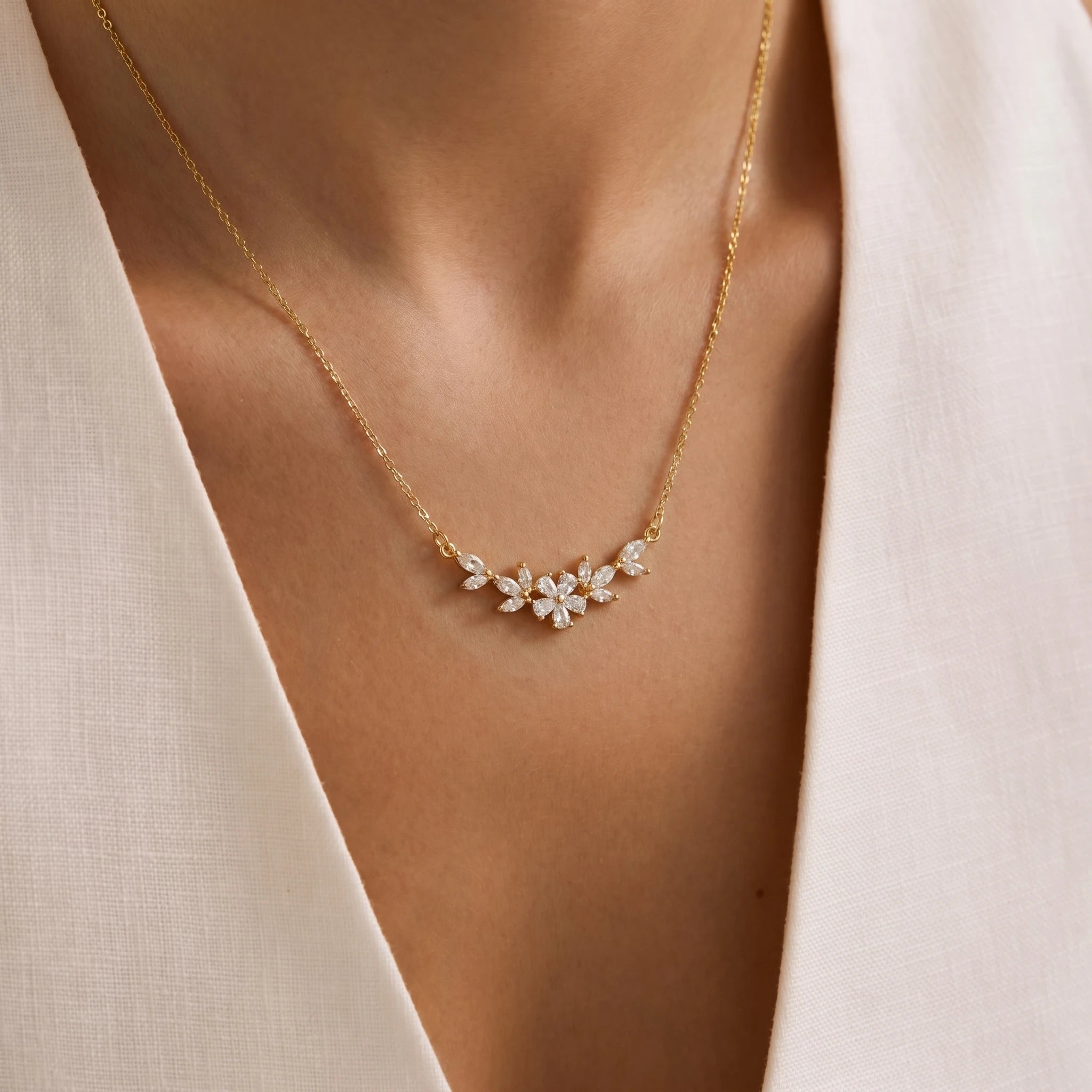 Exquisite Gold Pendant Necklaces