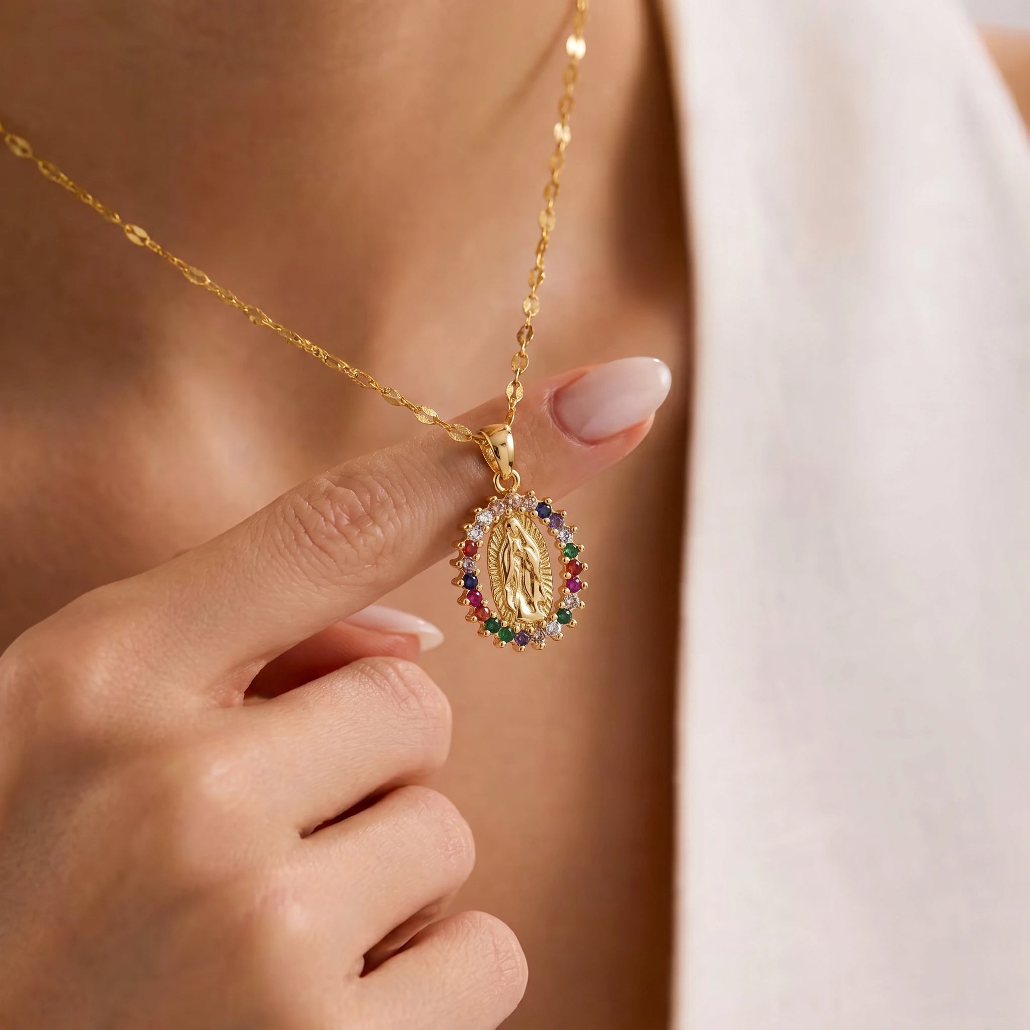 Exquisite Gold Pendant Necklaces